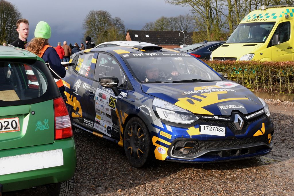 Casper Venning og Kristian Birk stempler ind ved målkontrollen efter en vellykket indsats i Rally Yding
(Foto: Morten Dam)
